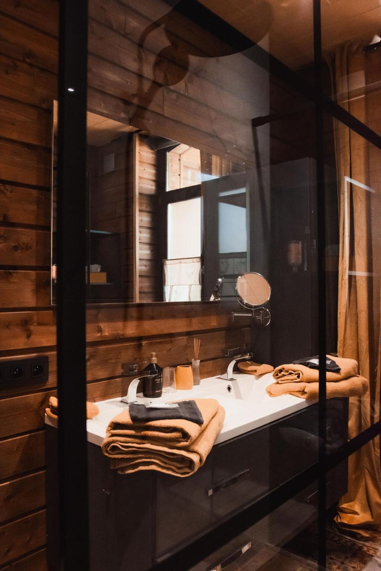 Maison D'Hote Les Notes Endormies Suite Le Refuge Walcourt Exterior photo